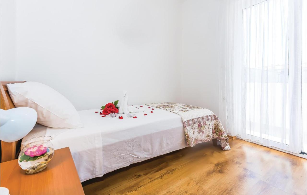 4 Bedroom Cozy Apartment In Vodice Eksteriør billede
