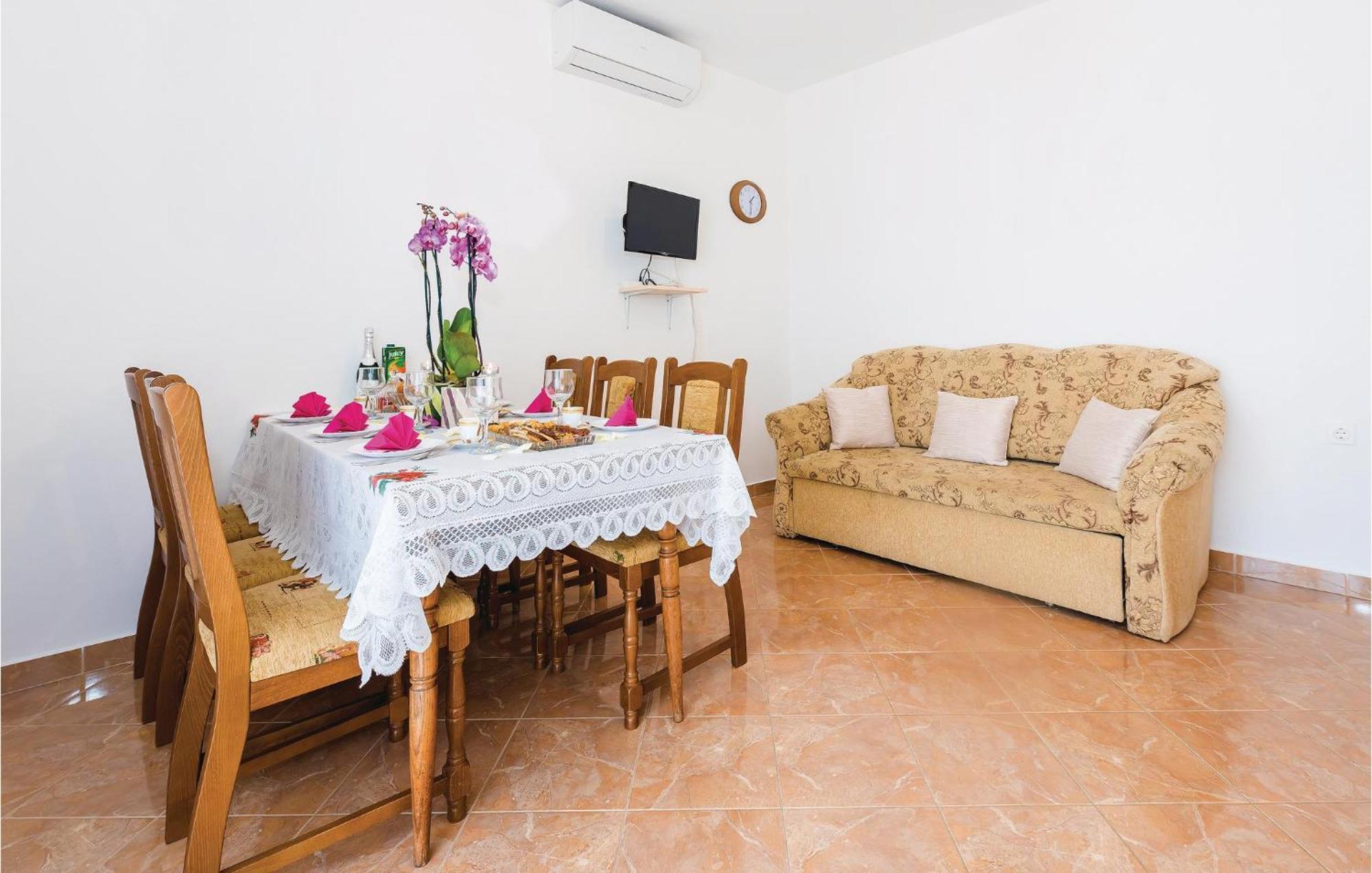 4 Bedroom Cozy Apartment In Vodice Eksteriør billede