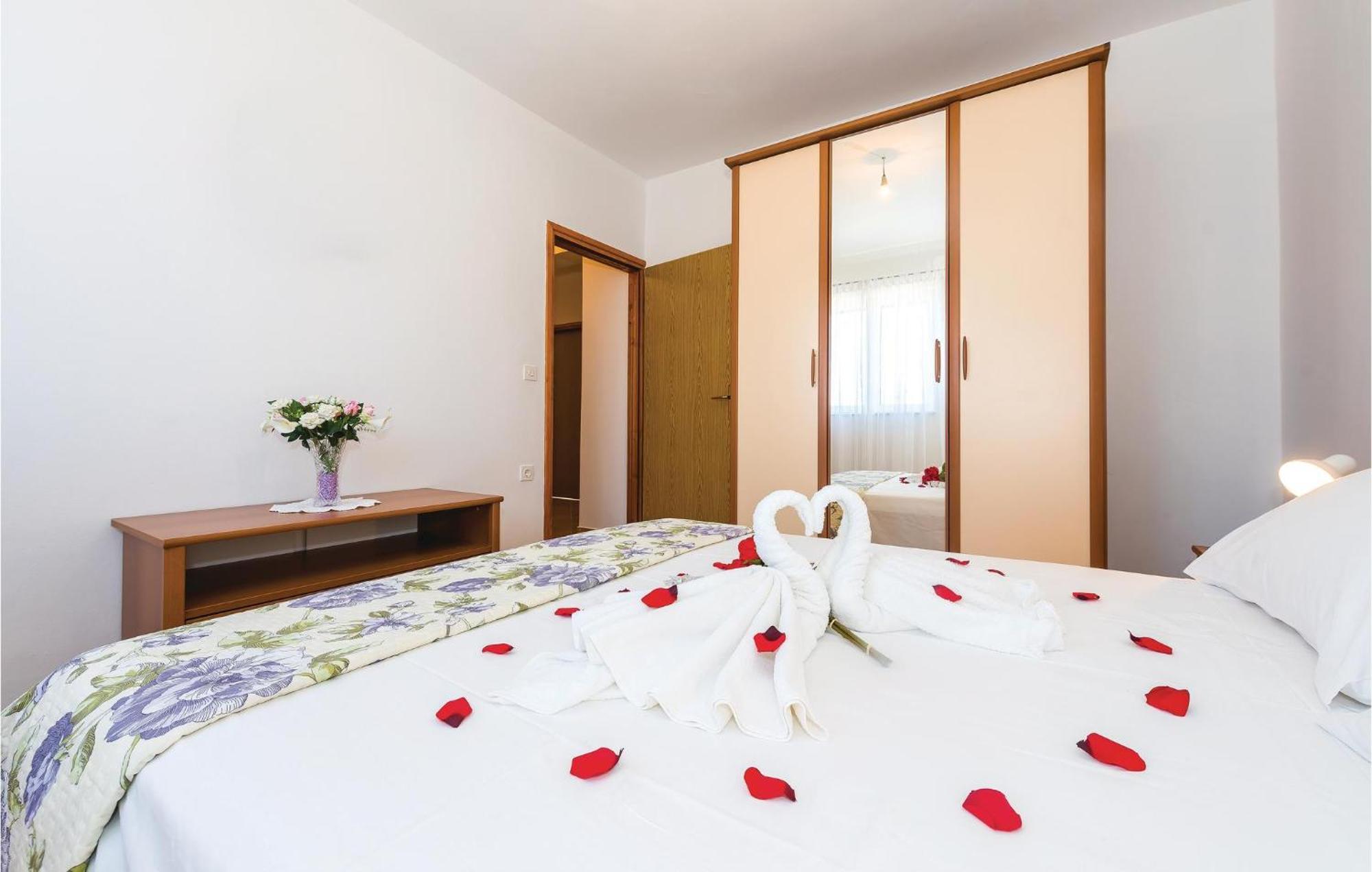 4 Bedroom Cozy Apartment In Vodice Eksteriør billede